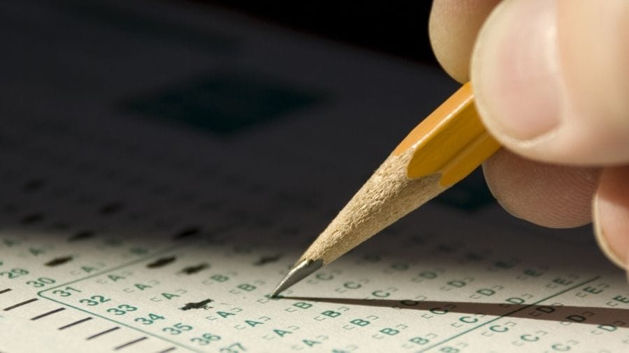 Wat is de invloed van bijstelling van het schooladvies op de voorspellende waarde voor het niveau in vo leerjaar 3?