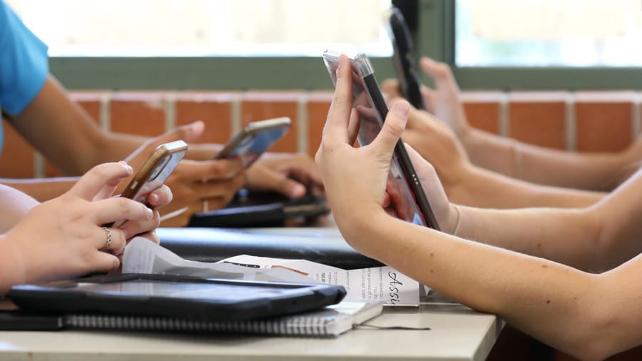1122 Monitoring landelijke afspraak mobiele telefoons in de klas in het voortgezet onderwijs.